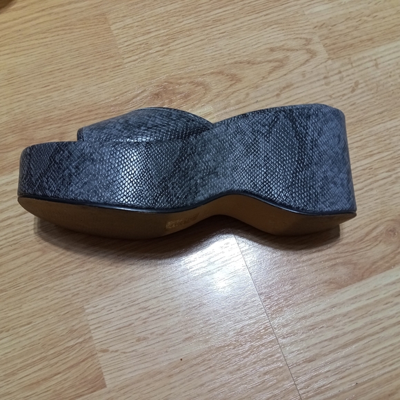 Urban Outfitters snakeskin pattern platform wedges. EUC. Size 7. - Picture 4 of 16